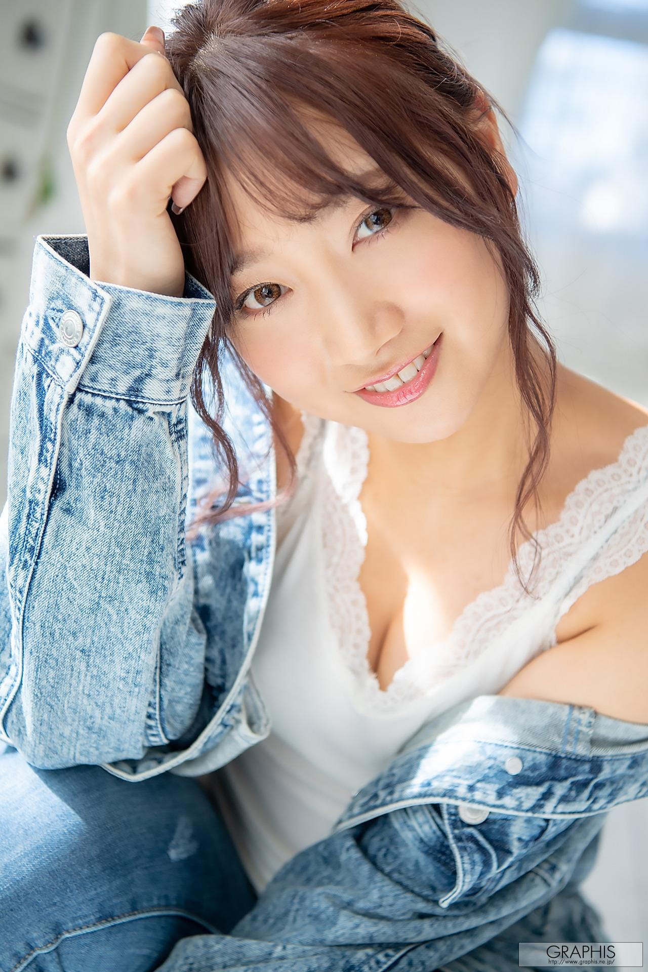 褪去牛仔外套与蕾丝吊带后显露丰满美臀翘臀线条